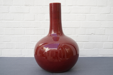 Trois vases de forme bouteille en porcelaine de Chine sang de boeuf monochrome, 20&egrave;me